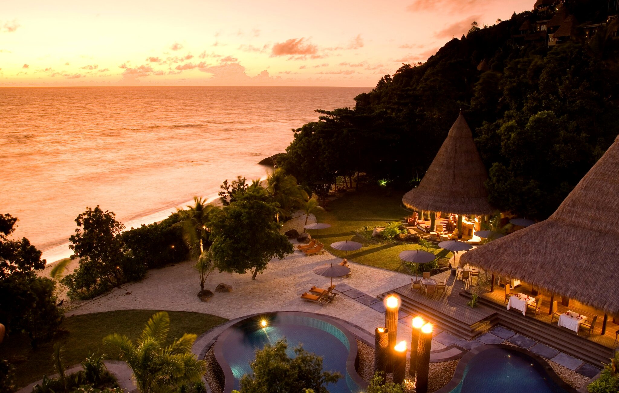 Seychellen_Anantara-Maia-Luxury-Resort_Pool_Restaurant_BoutiqueReisen (1)