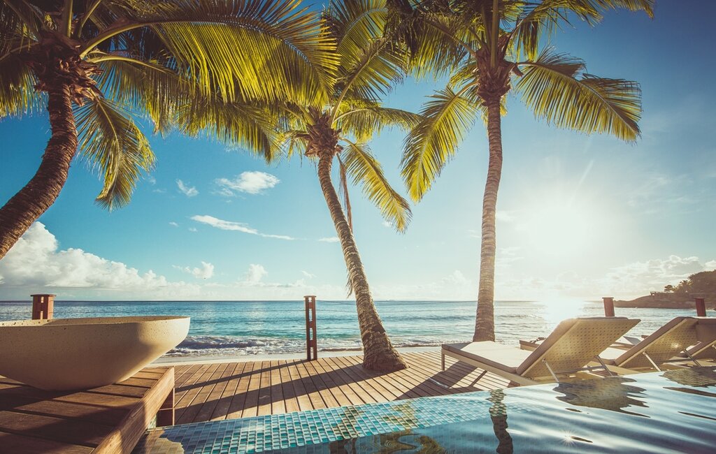 Seychellen_Mahe_CaranaBeach_Resort_Pool_BoutiqueReisen