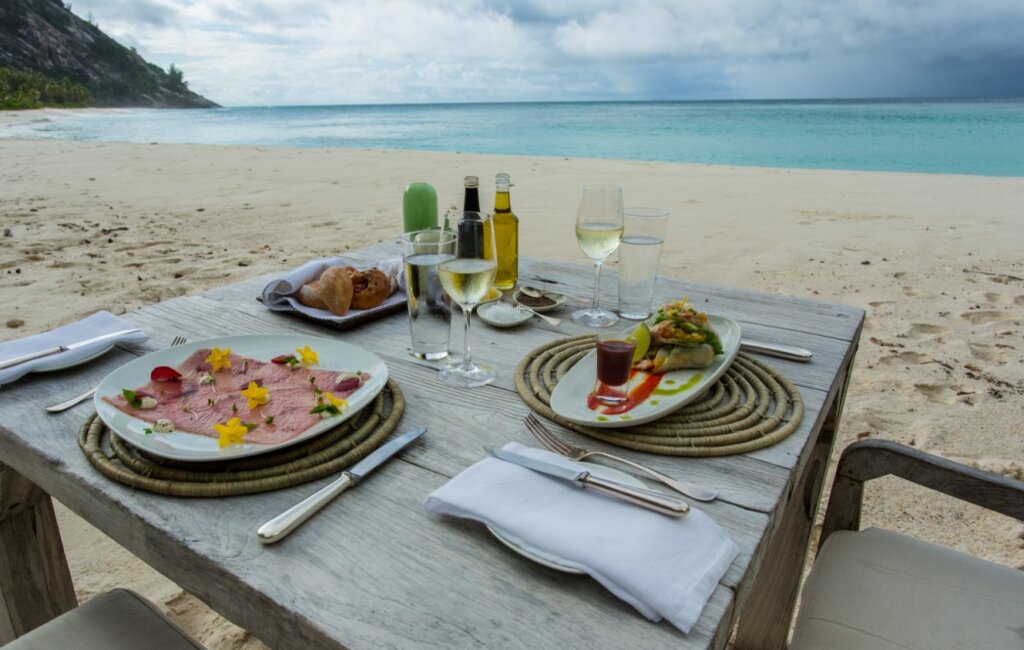 Seychellen_North-Island_Strand_Lunch_BoutiqueReisen