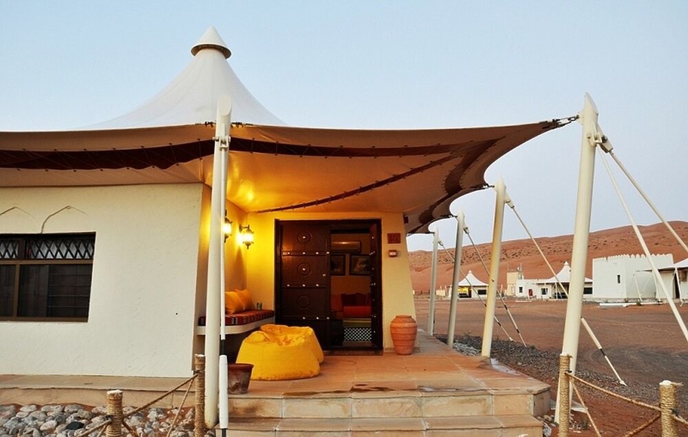 Oman_Wueste_Desert-Nights-Camp_Luxus-Zelt_Eingang_BoutiqueReisen