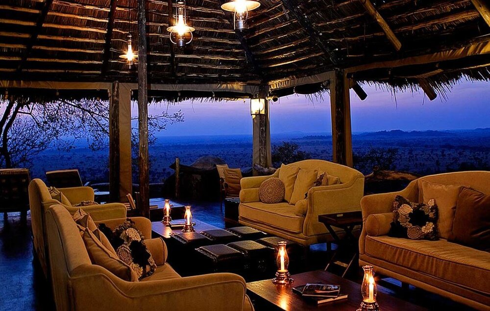 Tansania_Elewana-Serengeti-Pioneer-Camp_Lounge_BoutiqueReisen