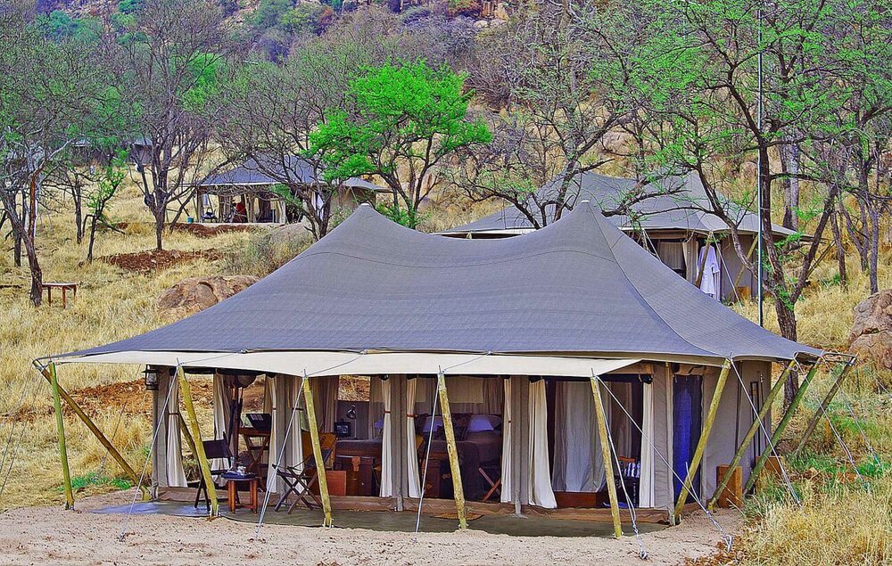 Tansania_Elewana-Serengeti-Pioneer-Camp_Zelte-aussen_BoutiqueReisen