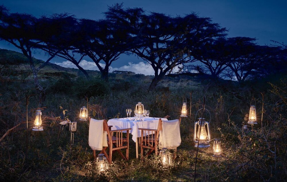Tansania_Sanctuary-Ngorongoro-Crater-Camp_Dinner_BoutiqueReisen