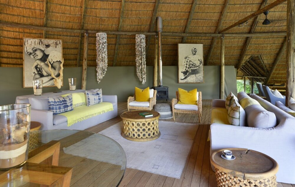 Simbabwe_Victoria-Falls-River-Lodge_Lounge_BoutiqueReisen