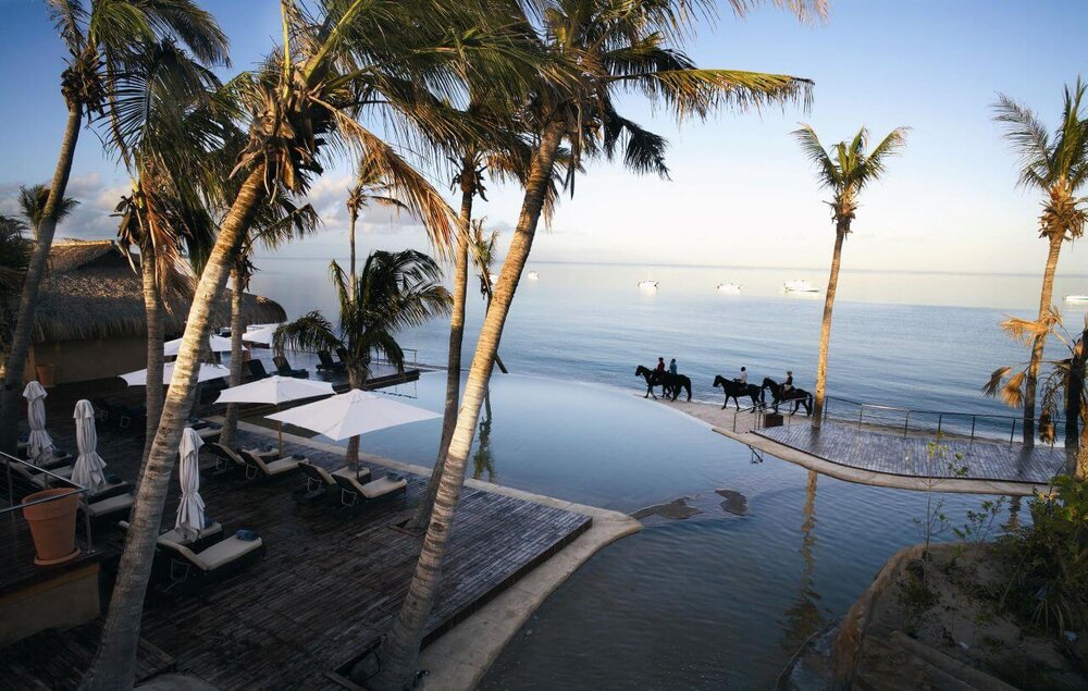 Mosambik_Anantara-Bazaruto-Island-Resort_Pool_BoutiqueReisen